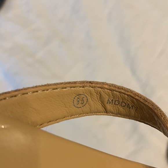 LINDSAY PHILLIPS medallion tan patent sandals thongs size 9.5 - Picture 11 of 11